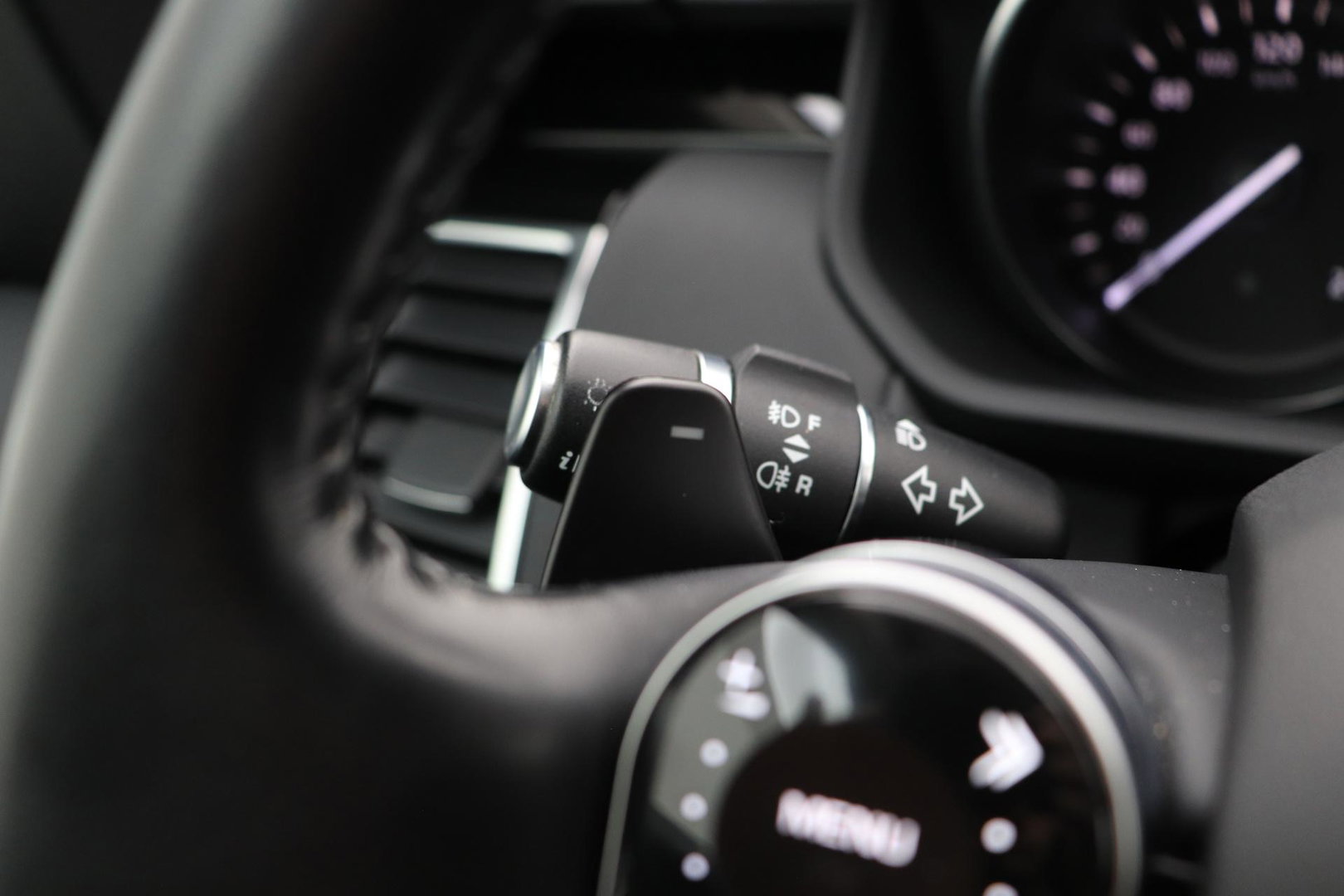 Land Rover Discovery 3.0 Sd6 SE | GRIJS KENTEKEN | Luchtvering | Trekhaak | Stoel+Stuurverwarming | BLIS | Camera | ACC