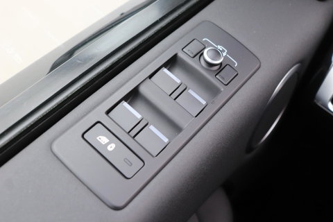 Land Rover Discovery 3.0 Sd6 SE | GRIJS KENTEKEN | Luchtvering | Trekhaak | Stoel+Stuurverwarming | BLIS | Camera | ACC