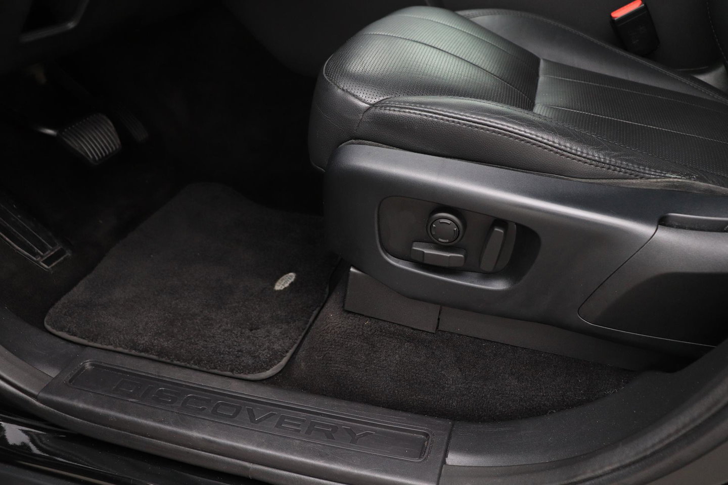 Land Rover Discovery 3.0 Sd6 SE | GRIJS KENTEKEN | Luchtvering | Trekhaak | Stoel+Stuurverwarming | BLIS | Camera | ACC