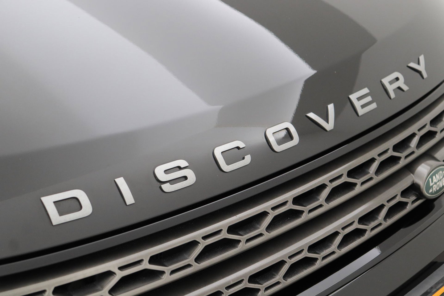 Land Rover Discovery 3.0 Sd6 SE | GRIJS KENTEKEN | Luchtvering | Trekhaak | Stoel+Stuurverwarming | BLIS | Camera | ACC