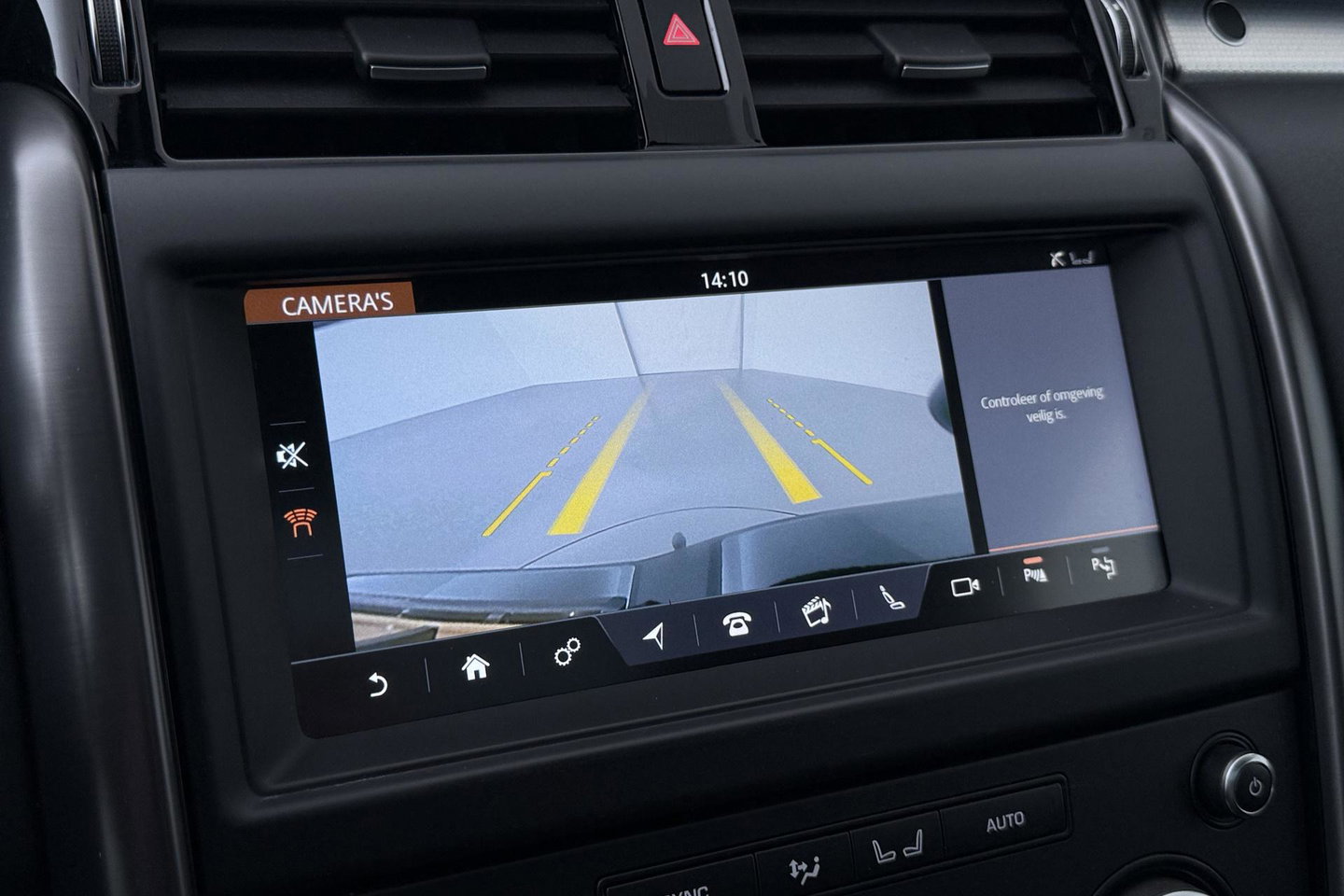 Land Rover Discovery 3.0 Sd6 Landmark Edition | GRIJS KENTEKEN | Luchtvering | Panoramadak | Trekhaak | Camera | Stoel+Stuurverwarming