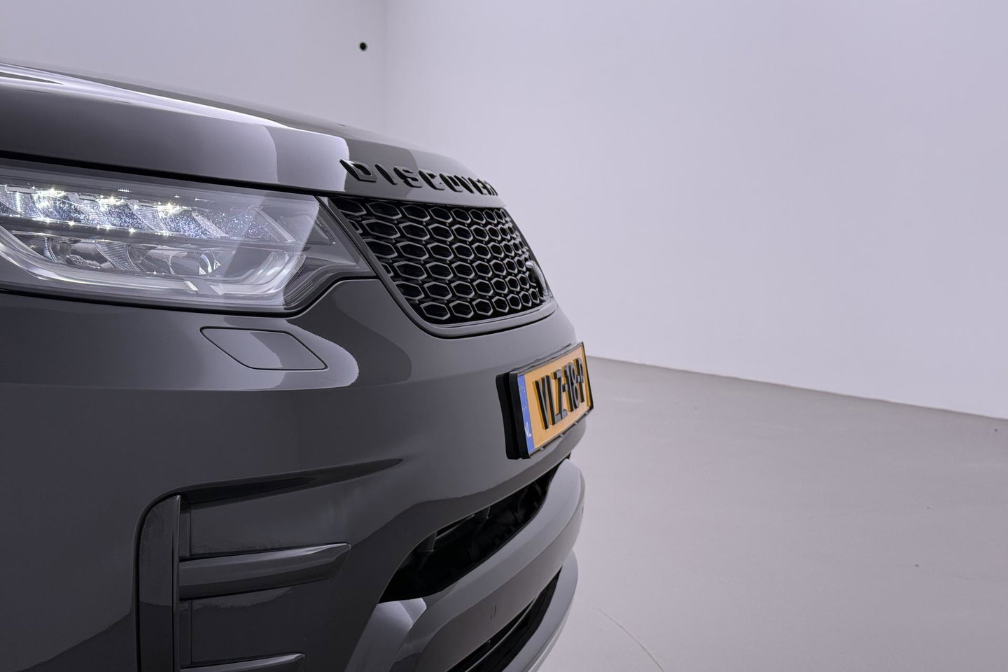 Land Rover Discovery 3.0 Sd6 Landmark Edition | GRIJS KENTEKEN | Luchtvering | Panoramadak | Trekhaak | Camera | Stoel+Stuurverwarming