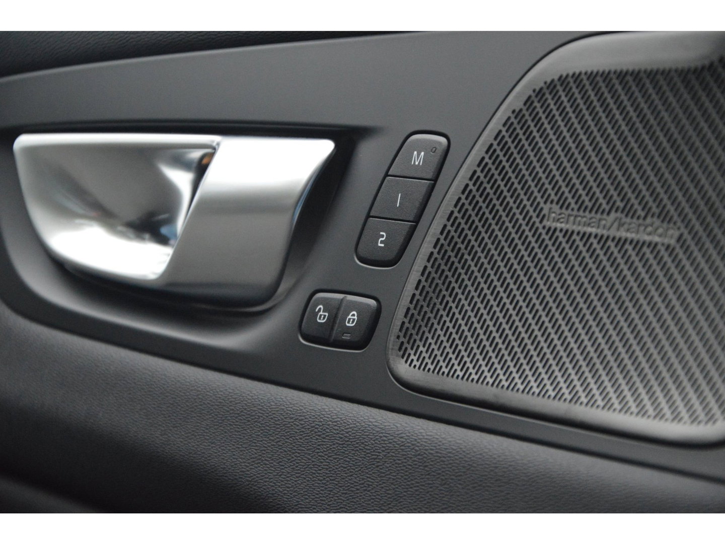 Volvo XC60 T6 Hybrid AWD Plus Bright | 360° Camera | Panoramadak | Harman/Kardon | Stoel + Stuur Verwarmd | Apple Carplay |