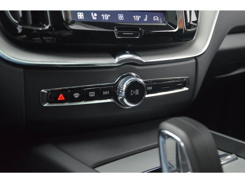 Volvo XC60 T6 Hybrid AWD Plus Bright | 360° Camera | Panoramadak | Harman/Kardon | Stoel + Stuur Verwarmd | Apple Carplay |