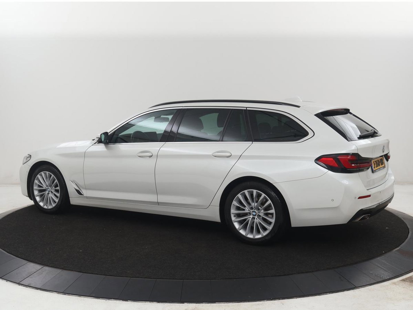 BMW 5 Serie Touring 520i High Executive Edition | Leder | Elektrische stoelen | Stoelverwarming | Cruise control | Sfeer verlichting | Carplay | Climate control | Camera | Park assist | Trekhaak