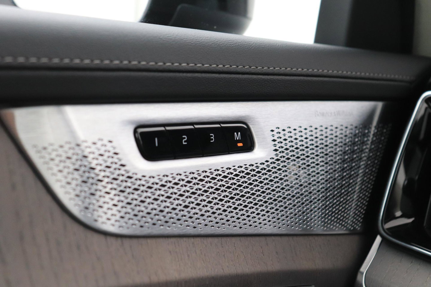 Volvo XC90 T8 Ultra Dark | Bowers&Wilkins | Stoelventilatie | Trekhaak | Panoramadak | 360° Camera | Massage | Head-Up | ACC