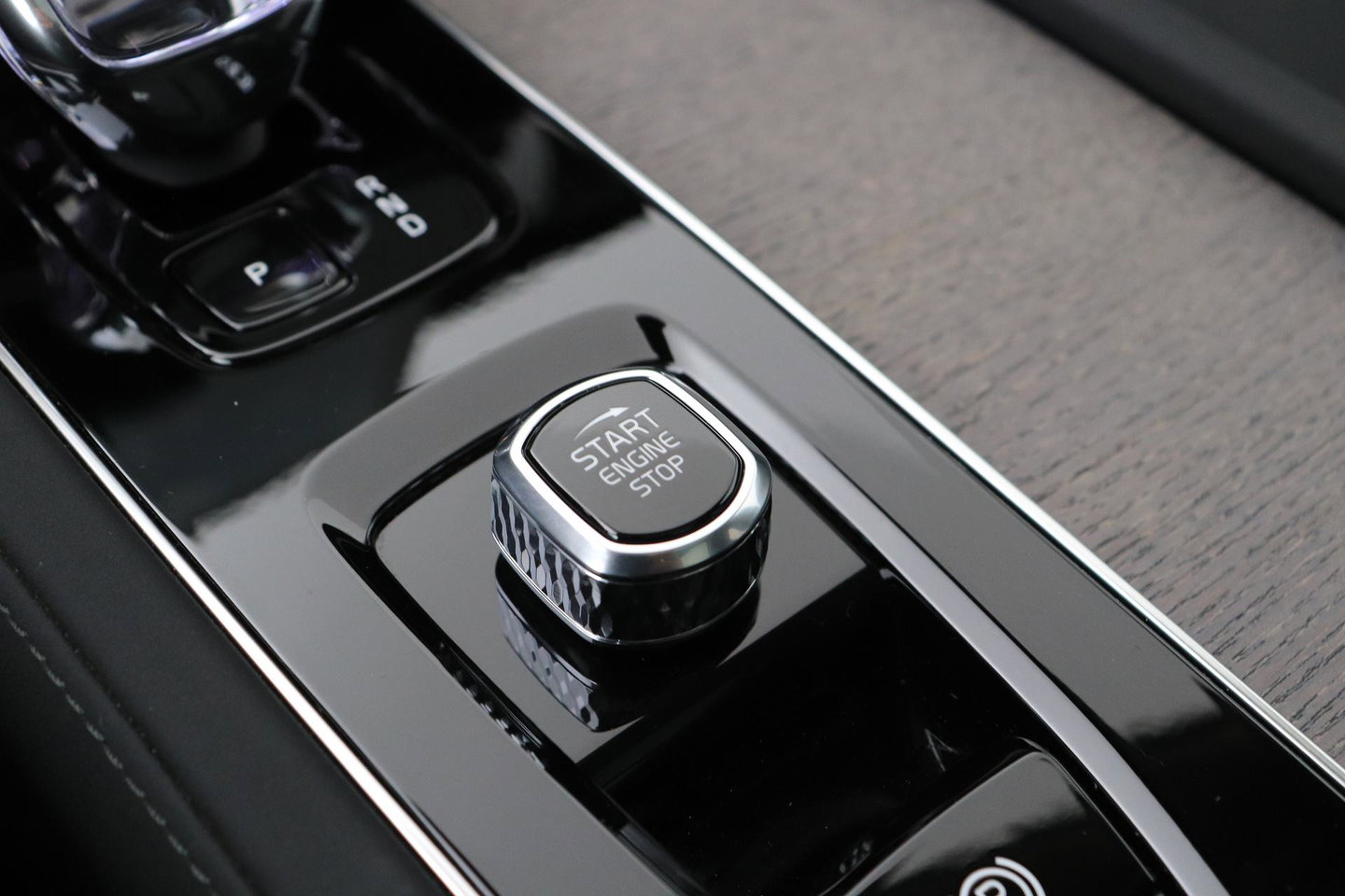 Volvo XC90 T8 Ultra Dark | Bowers&Wilkins | Stoelventilatie | Trekhaak | Panoramadak | 360° Camera | Massage | Head-Up | ACC
