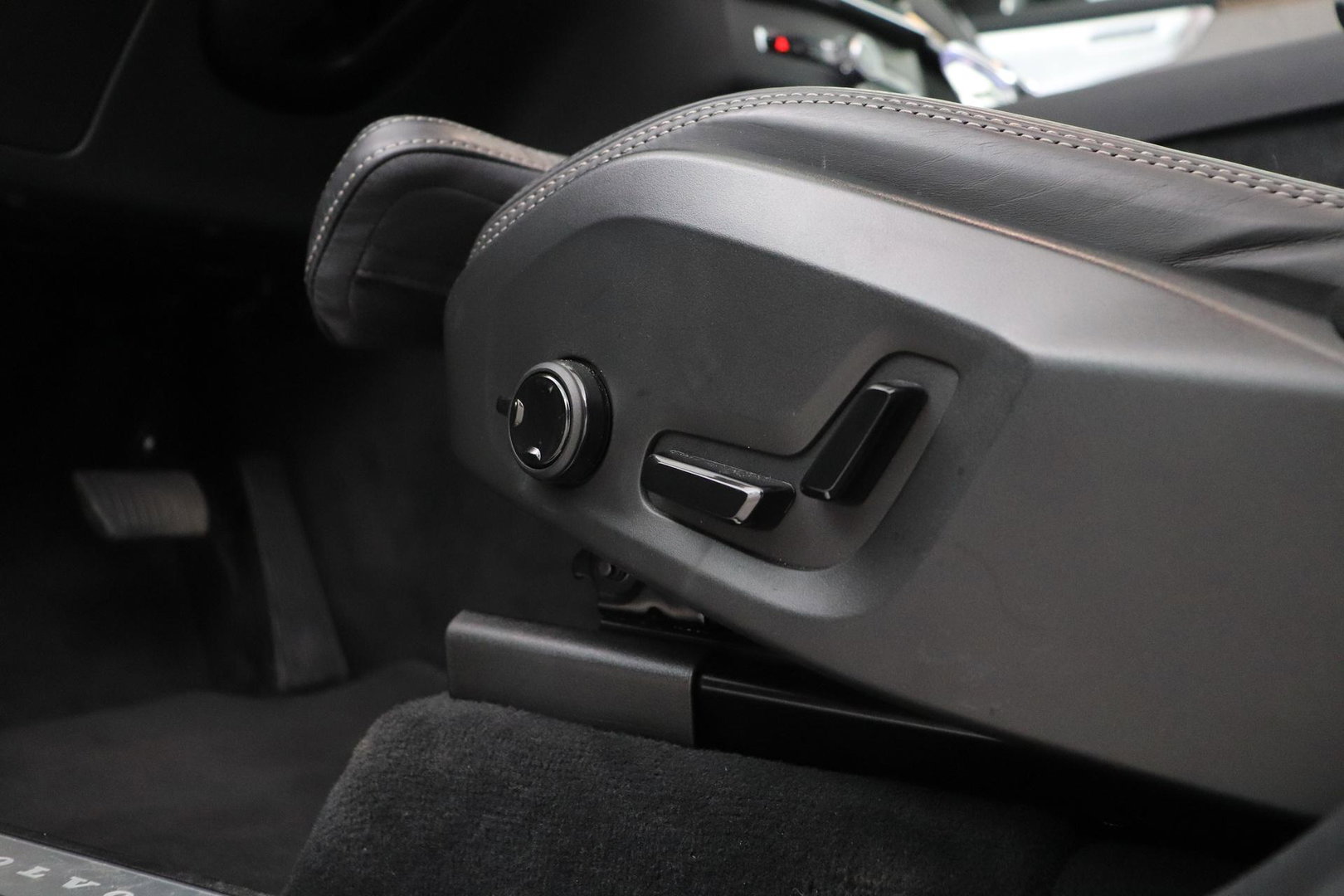 Volvo XC90 T8 Ultra Dark | Bowers&Wilkins | Stoelventilatie | Trekhaak | Panoramadak | 360° Camera | Massage | Head-Up | ACC