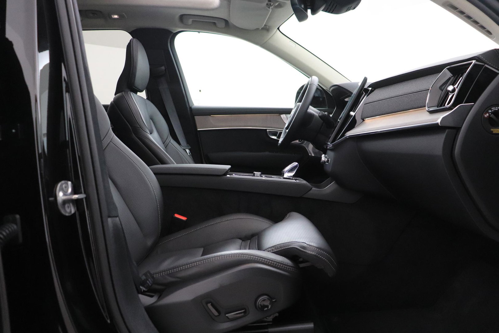 Volvo XC90 T8 Ultra Dark | Bowers&Wilkins | Stoelventilatie | Trekhaak | Panoramadak | 360° Camera | Massage | Head-Up | ACC