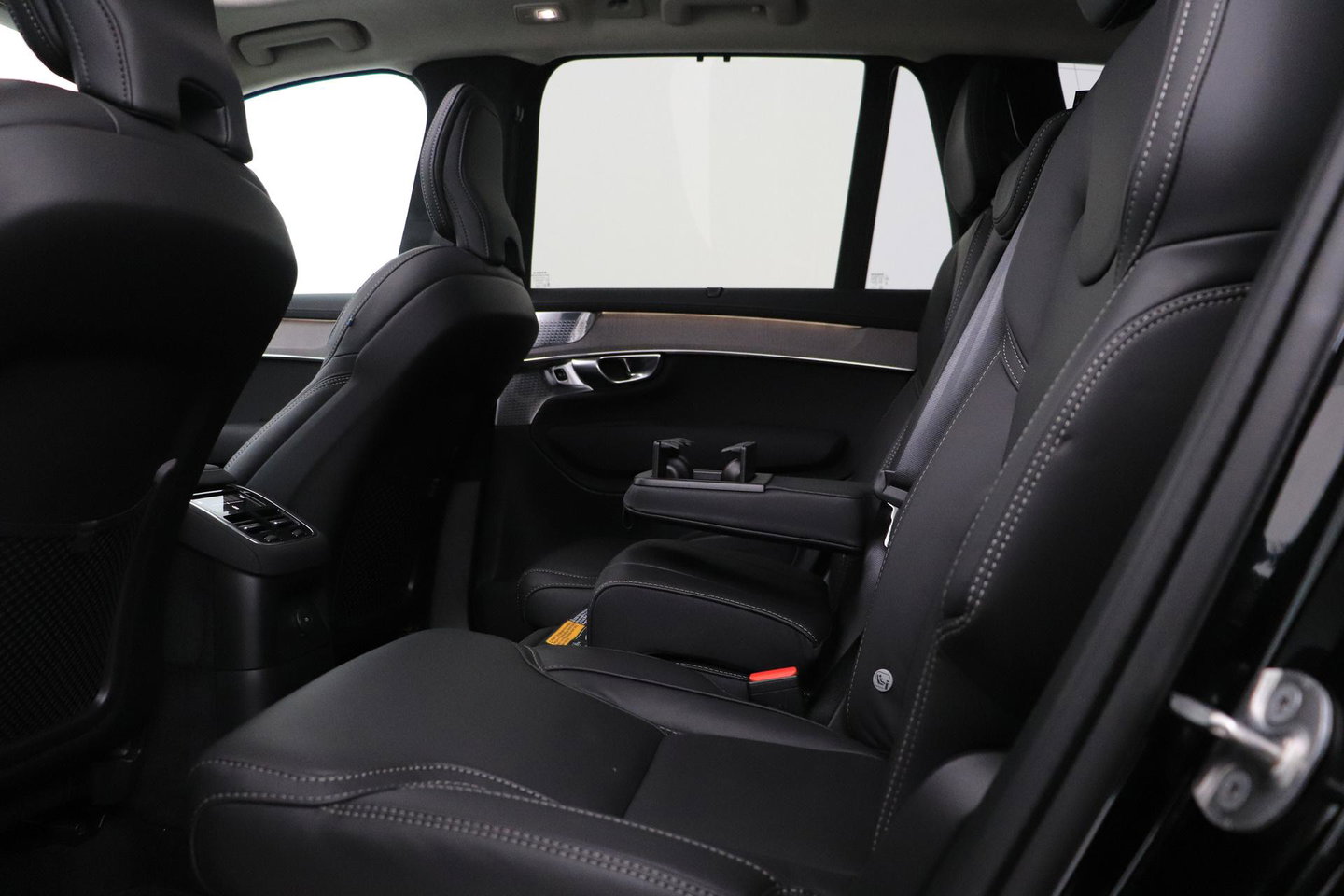 Volvo XC90 T8 Ultra Dark | Bowers&Wilkins | Stoelventilatie | Trekhaak | Panoramadak | 360° Camera | Massage | Head-Up | ACC