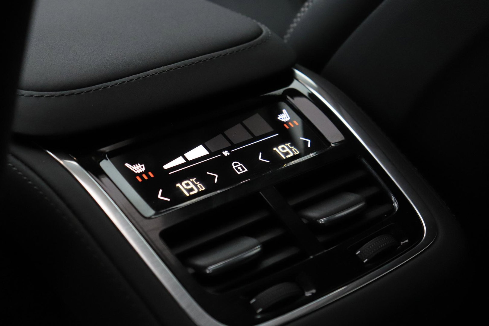 Volvo XC90 T8 Ultra Dark | Bowers&Wilkins | Stoelventilatie | Trekhaak | Panoramadak | 360° Camera | Massage | Head-Up | ACC