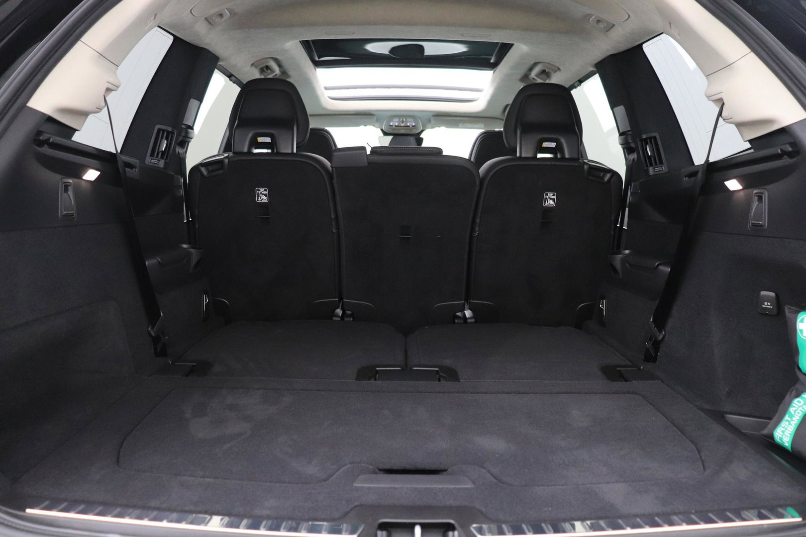 Volvo XC90 T8 Ultra Dark | Bowers&Wilkins | Stoelventilatie | Trekhaak | Panoramadak | 360° Camera | Massage | Head-Up | ACC