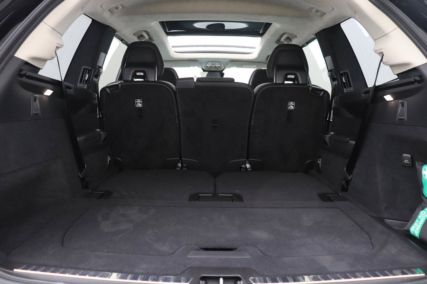 Volvo XC90 T8 Ultra Dark | Bowers&Wilkins | Stoelventilatie | Trekhaak | Panoramadak | 360° Camera | Massage | Head-Up | ACC