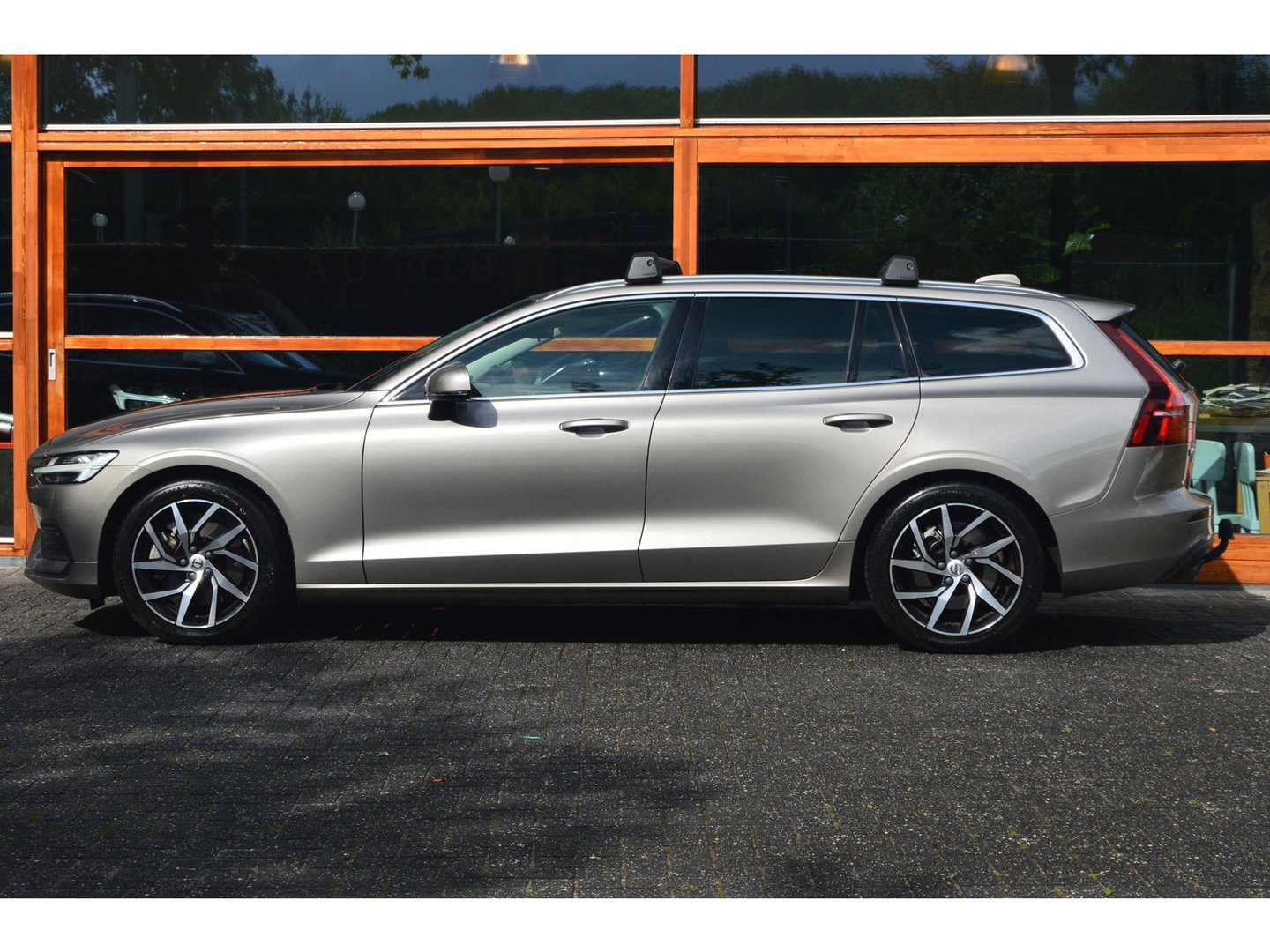 Volvo V60 T5 | Trekhaak 1800kg | Stoel + Stuur Verwarmd | Apple Carplay | Cruise | Leer |