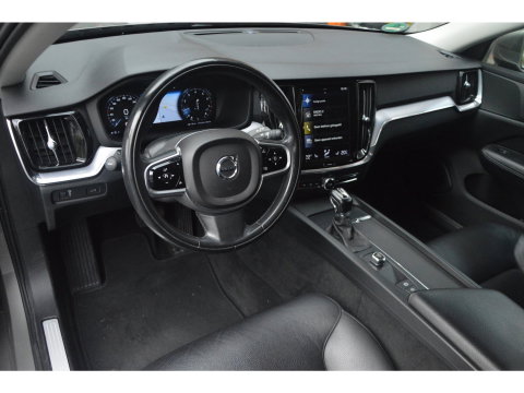 Volvo V60 T5 | Trekhaak 1800kg | Stoel + Stuur Verwarmd | Apple Carplay | Cruise | Leer |