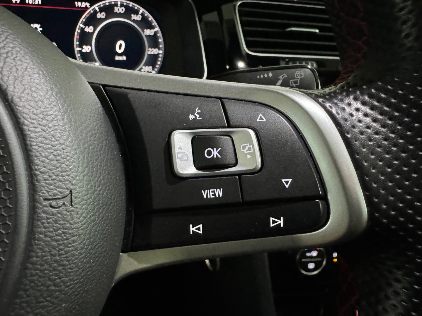 Volkswagen Golf 2.0 TSI GTI TCR Pano|ACC|BlindSpot|Camera|Lane Assist
