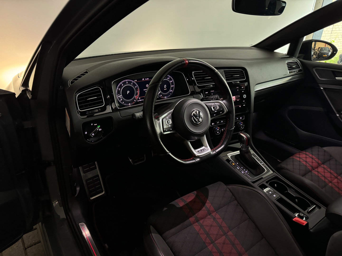 Volkswagen Golf 2.0 TSI GTI TCR Pano|ACC|BlindSpot|Camera|Lane Assist