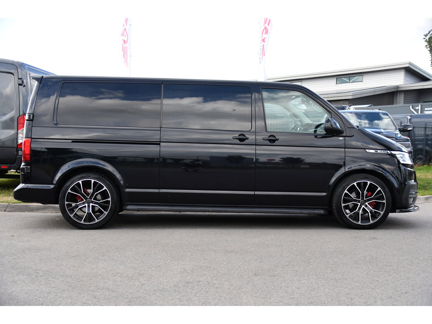 Volkswagen Transporter 2.0 TDI L2H1 30 DC Bulli Black Edition Adaptieve Cruise, Virtual, Camera, Carplay, Stoelverwarming, LED, 2 x Schuifdeur, Automaat, Trekhaak, Sensoren, Uniek!