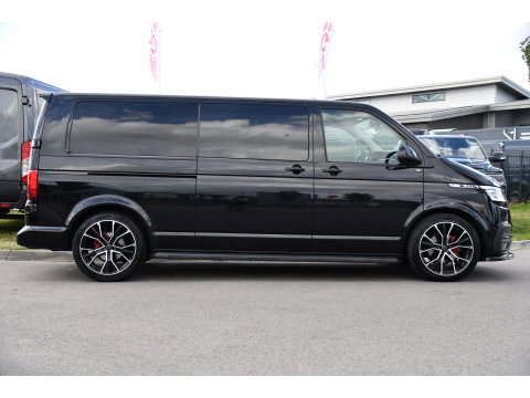 Volkswagen Transporter 2.0 TDI L2H1 30 DC Bulli Black Edition Adaptieve Cruise, Virtual, Camera, Carplay, Stoelverwarming, LED, 2 x Schuifdeur, Automaat, Trekhaak, Sensoren, Uniek!