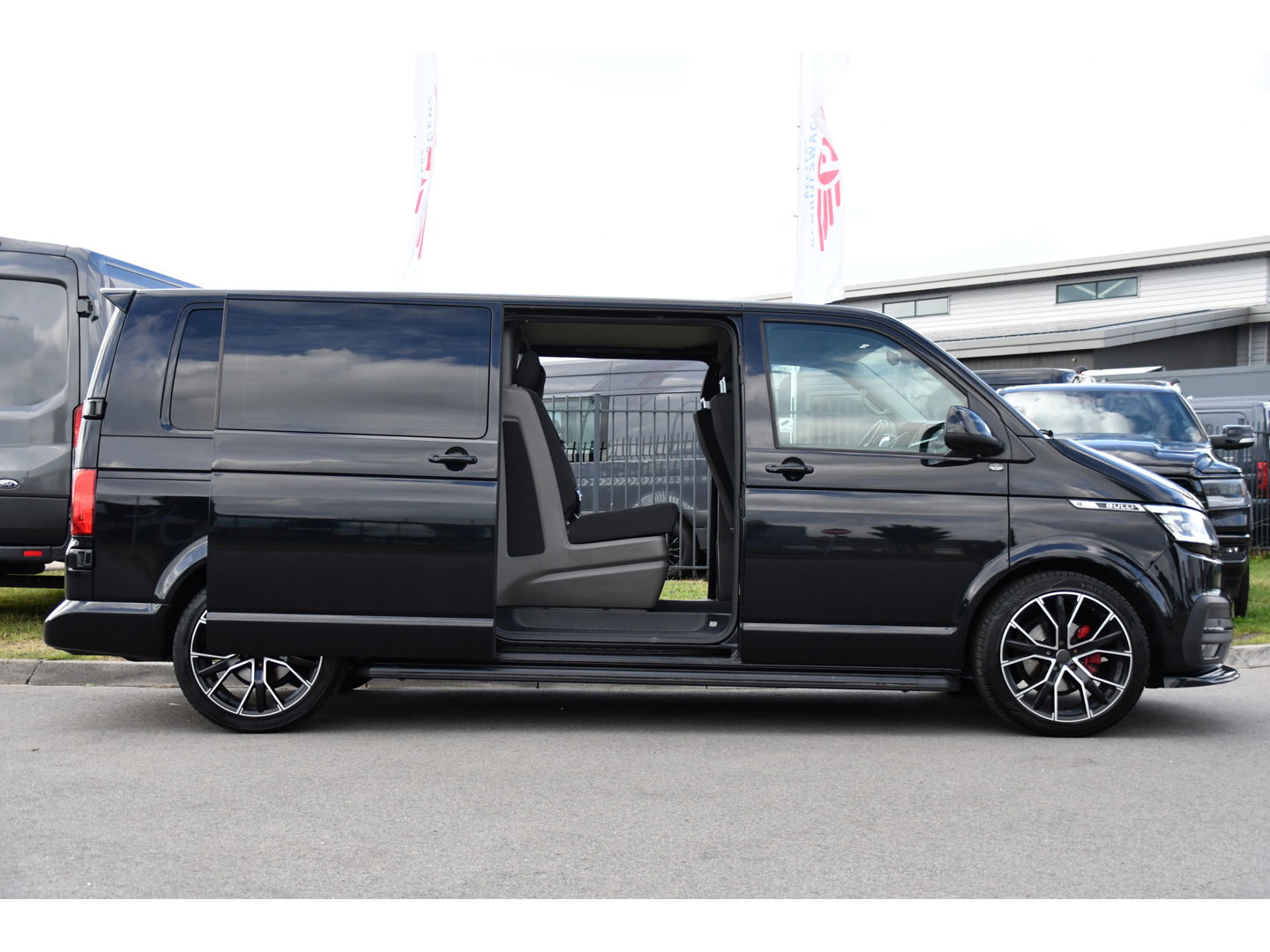 Volkswagen Transporter 2.0 TDI L2H1 30 DC Bulli Black Edition Adaptieve Cruise, Virtual, Camera, Carplay, Stoelverwarming, LED, 2 x Schuifdeur, Automaat, Trekhaak, Sensoren, Uniek!