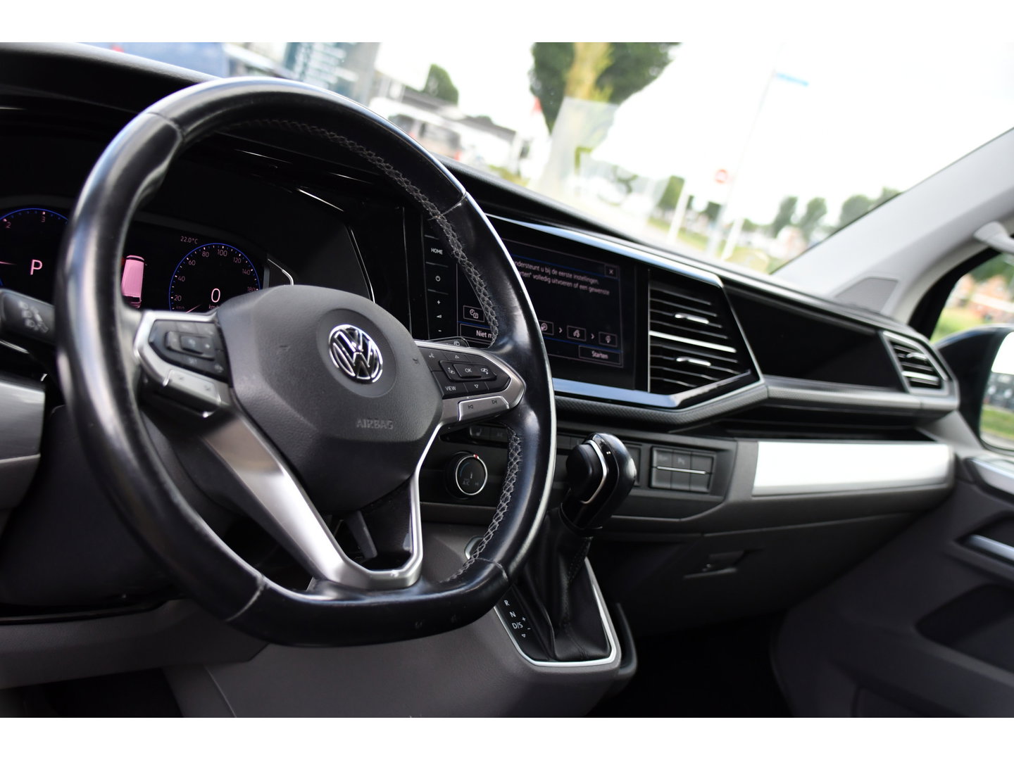 Volkswagen Transporter 2.0 TDI L2H1 30 DC Bulli Black Edition Adaptieve Cruise, Virtual, Camera, Carplay, Stoelverwarming, LED, 2 x Schuifdeur, Automaat, Trekhaak, Sensoren, Uniek!