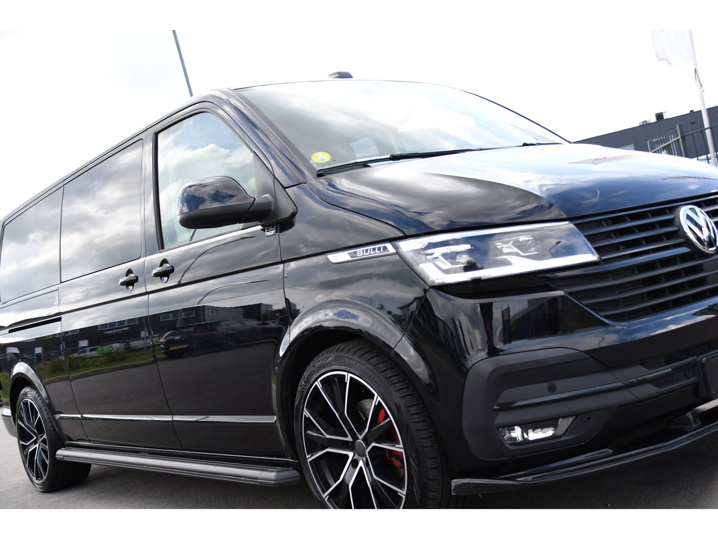 Volkswagen Transporter 2.0 TDI L2H1 30 DC Bulli Black Edition Adaptieve Cruise, Virtual, Camera, Carplay, Stoelverwarming, LED, 2 x Schuifdeur, Automaat, Trekhaak, Sensoren, Uniek!