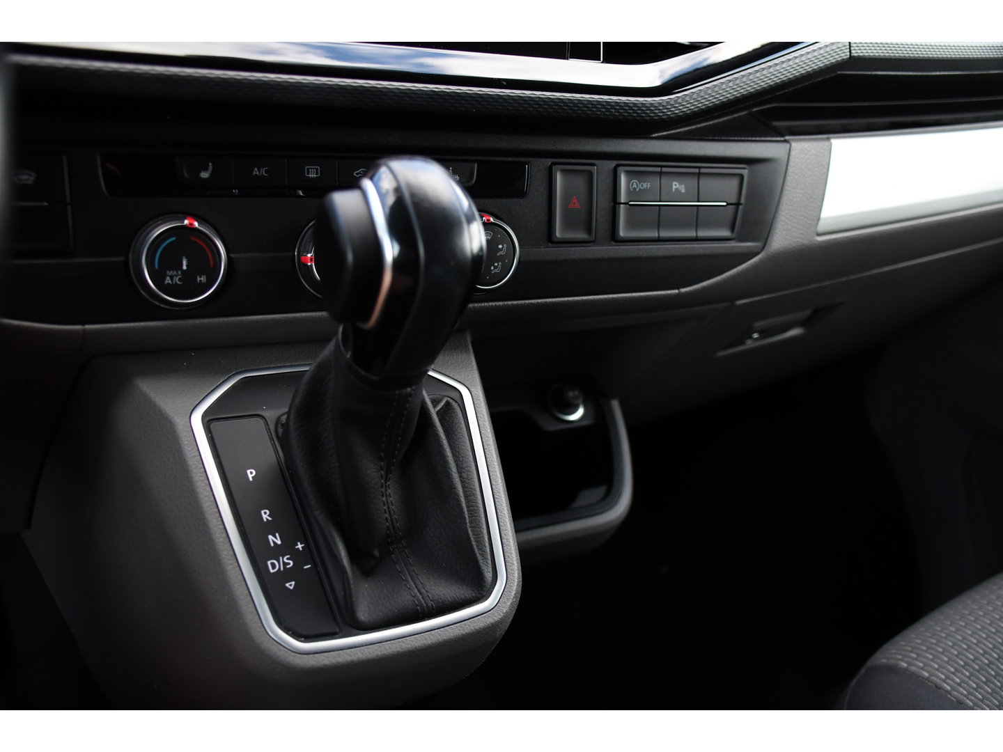 Volkswagen Transporter 2.0 TDI L2H1 30 DC Bulli Black Edition Adaptieve Cruise, Virtual, Camera, Carplay, Stoelverwarming, LED, 2 x Schuifdeur, Automaat, Trekhaak, Sensoren, Uniek!