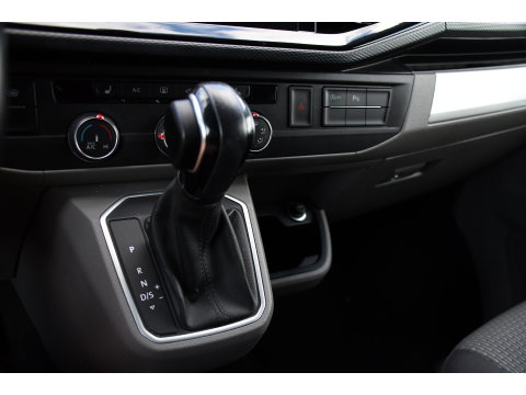 Volkswagen Transporter 2.0 TDI L2H1 30 DC Bulli Black Edition Adaptieve Cruise, Virtual, Camera, Carplay, Stoelverwarming, LED, 2 x Schuifdeur, Automaat, Trekhaak, Sensoren, Uniek!