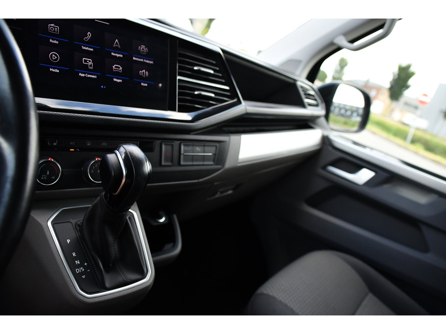 Volkswagen Transporter 2.0 TDI L2H1 30 DC Bulli Black Edition Adaptieve Cruise, Virtual, Camera, Carplay, Stoelverwarming, LED, 2 x Schuifdeur, Automaat, Trekhaak, Sensoren, Uniek!