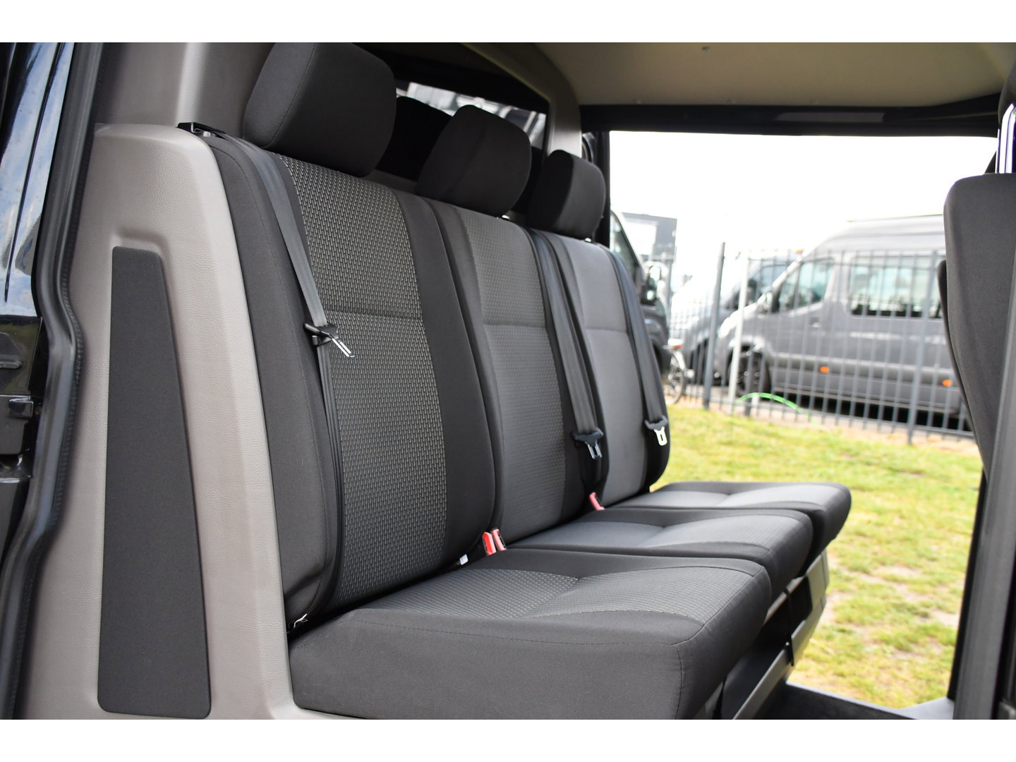 Volkswagen Transporter 2.0 TDI L2H1 30 DC Bulli Black Edition Adaptieve Cruise, Virtual, Camera, Carplay, Stoelverwarming, LED, 2 x Schuifdeur, Automaat, Trekhaak, Sensoren, Uniek!