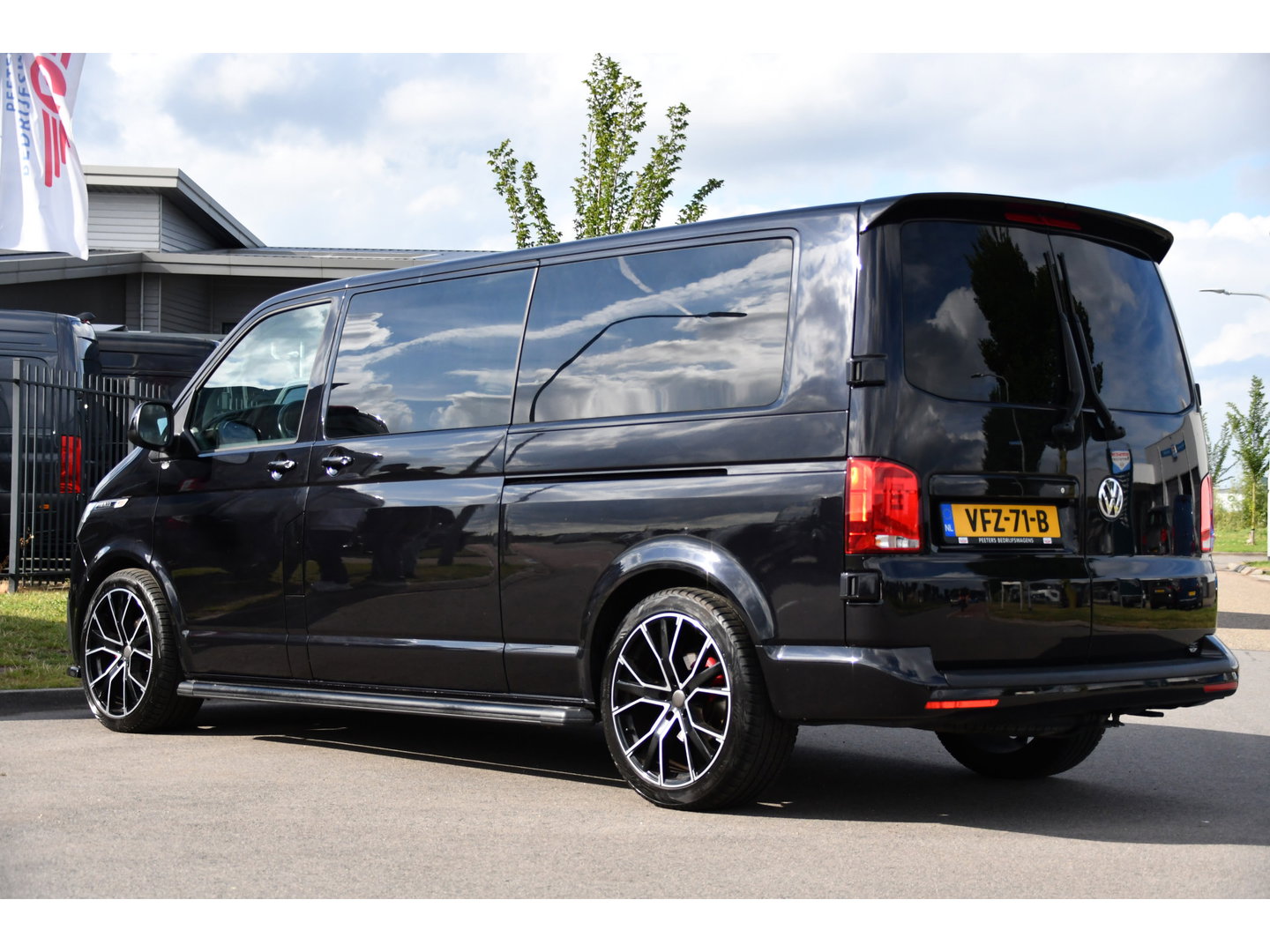 Volkswagen Transporter 2.0 TDI L2H1 30 DC Bulli Black Edition Adaptieve Cruise, Virtual, Camera, Carplay, Stoelverwarming, LED, 2 x Schuifdeur, Automaat, Trekhaak, Sensoren, Uniek!