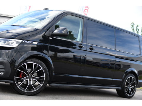 Volkswagen Transporter 2.0 TDI L2H1 30 DC Bulli Black Edition Adaptieve Cruise, Virtual, Camera, Carplay, Stoelverwarming, LED, 2 x Schuifdeur, Automaat, Trekhaak, Sensoren, Uniek!