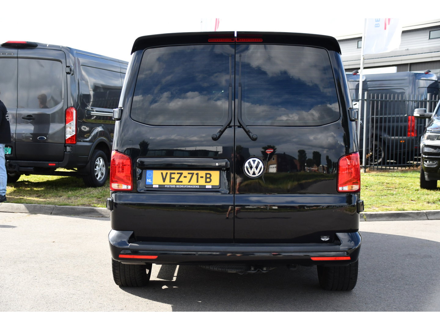 Volkswagen Transporter 2.0 TDI L2H1 30 DC Bulli Black Edition Adaptieve Cruise, Virtual, Camera, Carplay, Stoelverwarming, LED, 2 x Schuifdeur, Automaat, Trekhaak, Sensoren, Uniek!