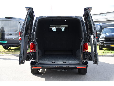 Volkswagen Transporter 2.0 TDI L2H1 30 DC Bulli Black Edition Adaptieve Cruise, Virtual, Camera, Carplay, Stoelverwarming, LED, 2 x Schuifdeur, Automaat, Trekhaak, Sensoren, Uniek!