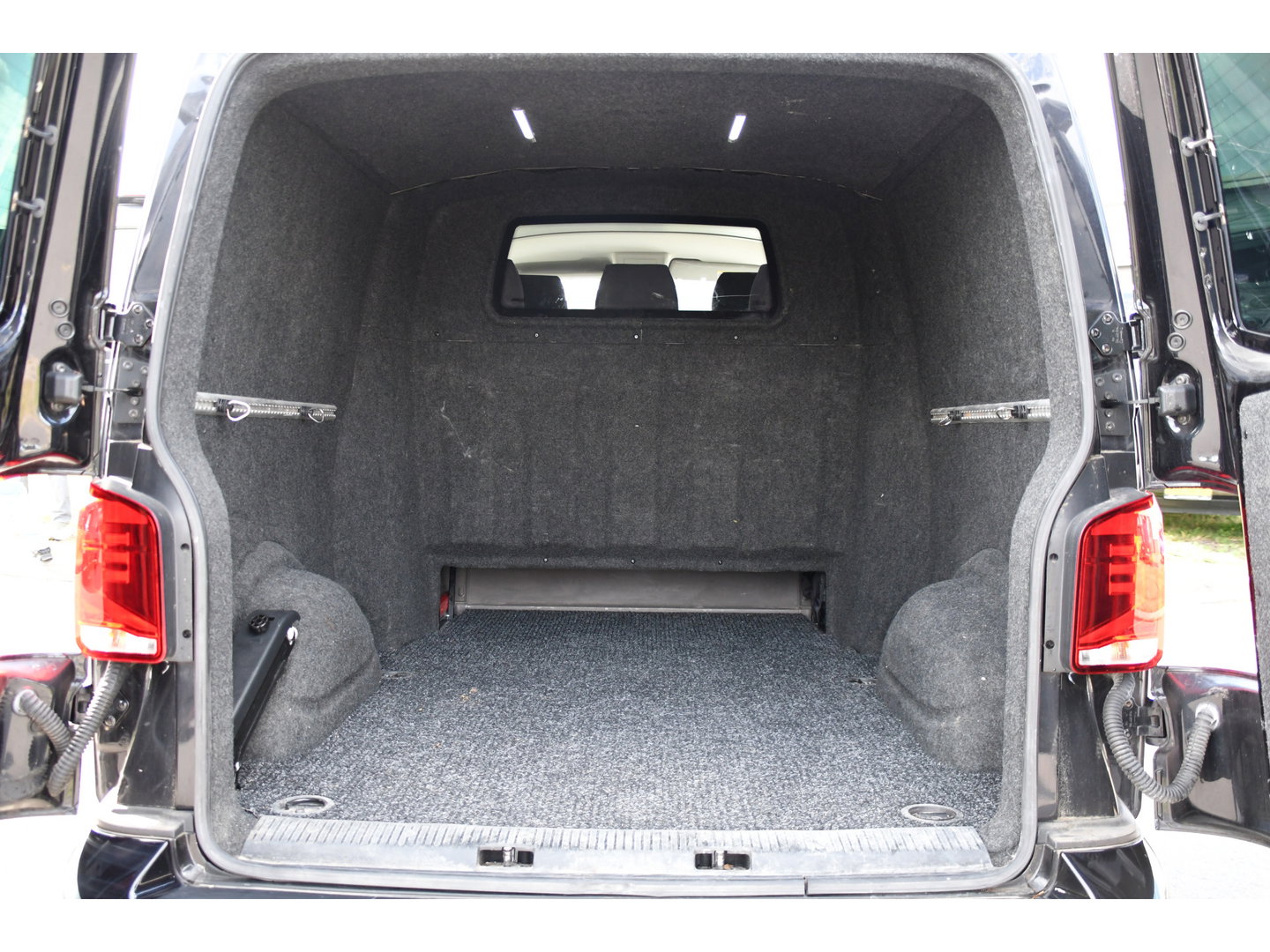 Volkswagen Transporter 2.0 TDI L2H1 30 DC Bulli Black Edition Adaptieve Cruise, Virtual, Camera, Carplay, Stoelverwarming, LED, 2 x Schuifdeur, Automaat, Trekhaak, Sensoren, Uniek!