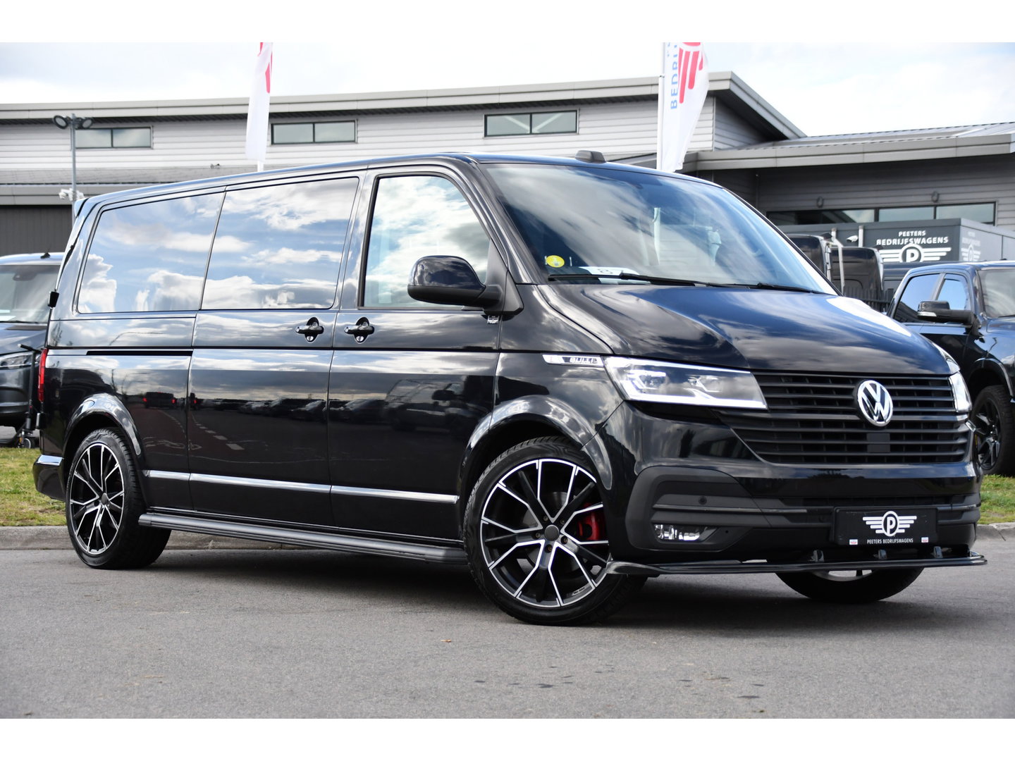 Volkswagen Transporter 2.0 TDI L2H1 30 DC Bulli Black Edition Adaptieve Cruise, Virtual, Camera, Carplay, Stoelverwarming, LED, 2 x Schuifdeur, Automaat, Trekhaak, Sensoren, Uniek!