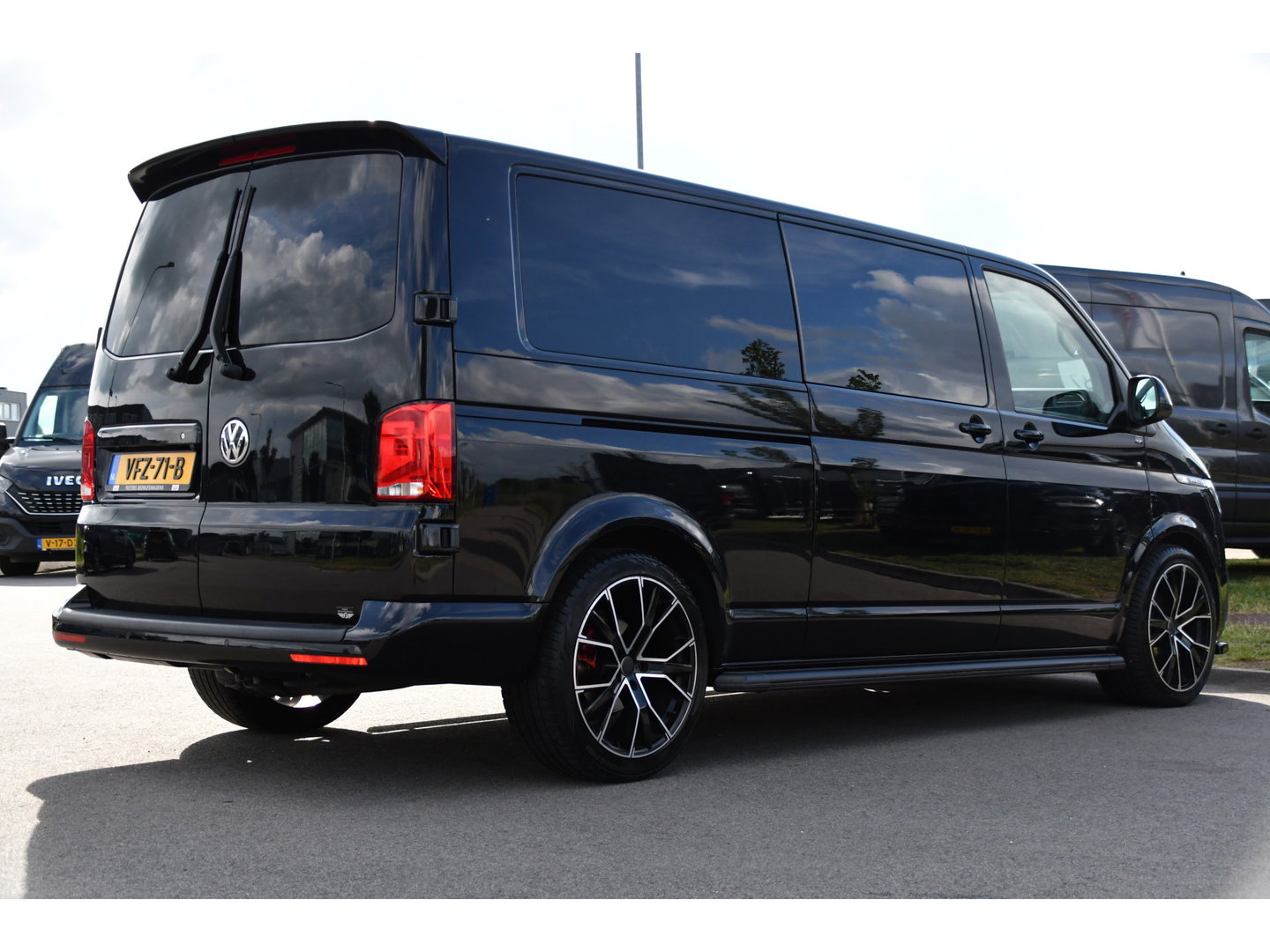 Volkswagen Transporter 2.0 TDI L2H1 30 DC Bulli Black Edition Adaptieve Cruise, Virtual, Camera, Carplay, Stoelverwarming, LED, 2 x Schuifdeur, Automaat, Trekhaak, Sensoren, Uniek!