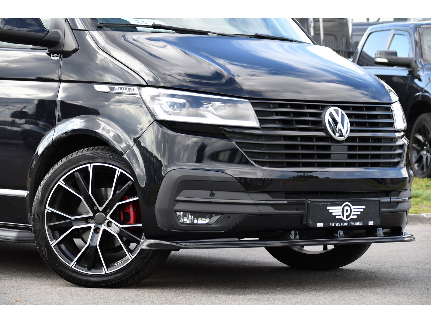 Volkswagen Transporter 2.0 TDI L2H1 30 DC Bulli Black Edition Adaptieve Cruise, Virtual, Camera, Carplay, Stoelverwarming, LED, 2 x Schuifdeur, Automaat, Trekhaak, Sensoren, Uniek!
