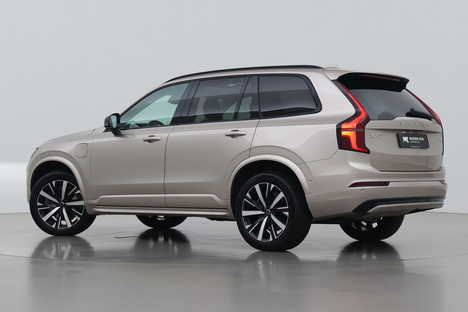 Volvo XC90 T8 Ultra Dark | Bowers&Wilkins | Stoelventilatie | Trekhaak | Panoramadak | 360° Camera | Massage | Head-Up | ACC