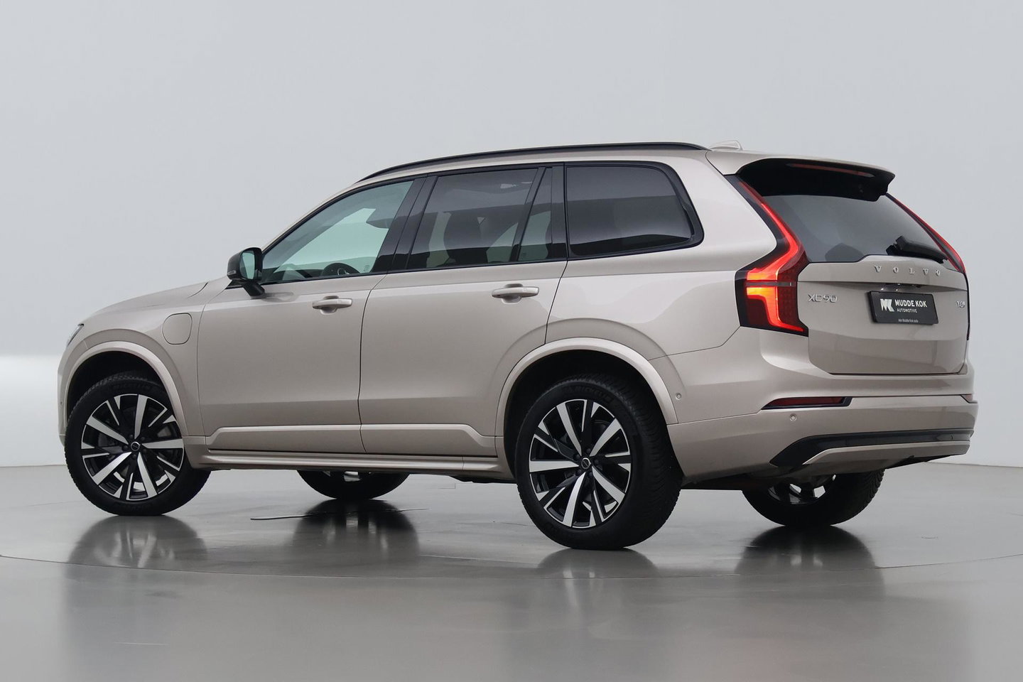 Volvo XC90 T8 Ultra Dark | Bowers&Wilkins | Stoelventilatie | Trekhaak | Panoramadak | 360° Camera | Massage | Head-Up | ACC