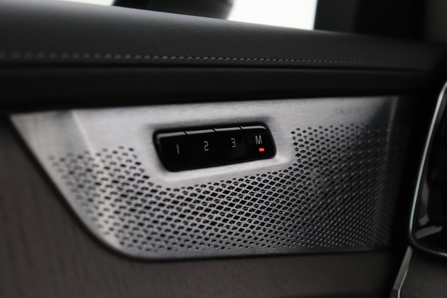 Volvo XC90 T8 Ultra Dark | Bowers&Wilkins | Stoelventilatie | Trekhaak | Panoramadak | 360° Camera | Massage | Head-Up | ACC