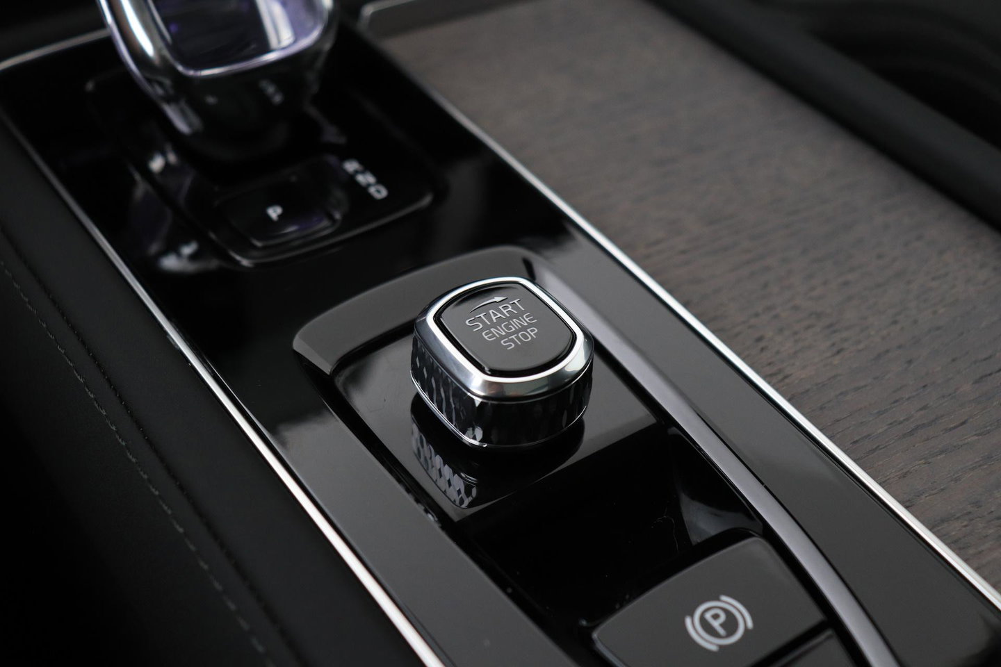 Volvo XC90 T8 Ultra Dark | Bowers&Wilkins | Stoelventilatie | Trekhaak | Panoramadak | 360° Camera | Massage | Head-Up | ACC