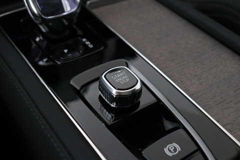 Volvo XC90 T8 Ultra Dark | Bowers&Wilkins | Stoelventilatie | Trekhaak | Panoramadak | 360° Camera | Massage | Head-Up | ACC