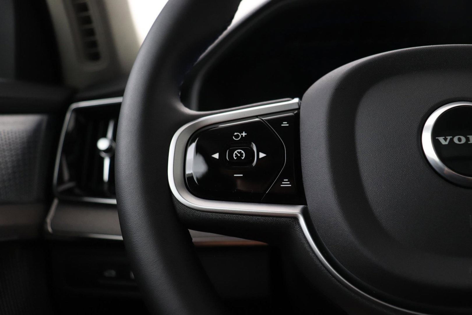 Volvo XC90 T8 Ultra Dark | Bowers&Wilkins | Stoelventilatie | Trekhaak | Panoramadak | 360° Camera | Massage | Head-Up | ACC