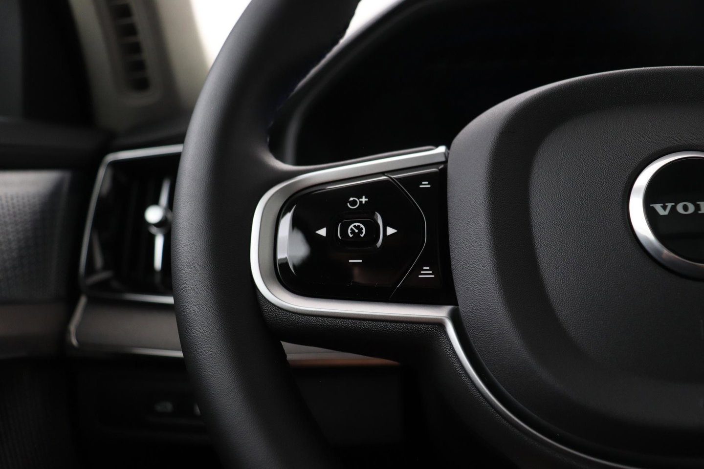 Volvo XC90 T8 Ultra Dark | Bowers&Wilkins | Stoelventilatie | Trekhaak | Panoramadak | 360° Camera | Massage | Head-Up | ACC
