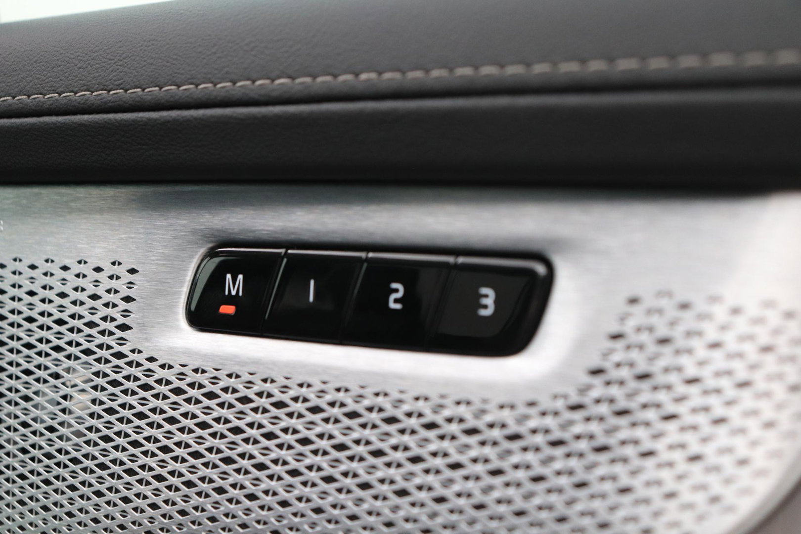 Volvo XC90 T8 Ultra Dark | Bowers&Wilkins | Stoelventilatie | Trekhaak | Panoramadak | 360° Camera | Massage | Head-Up | ACC