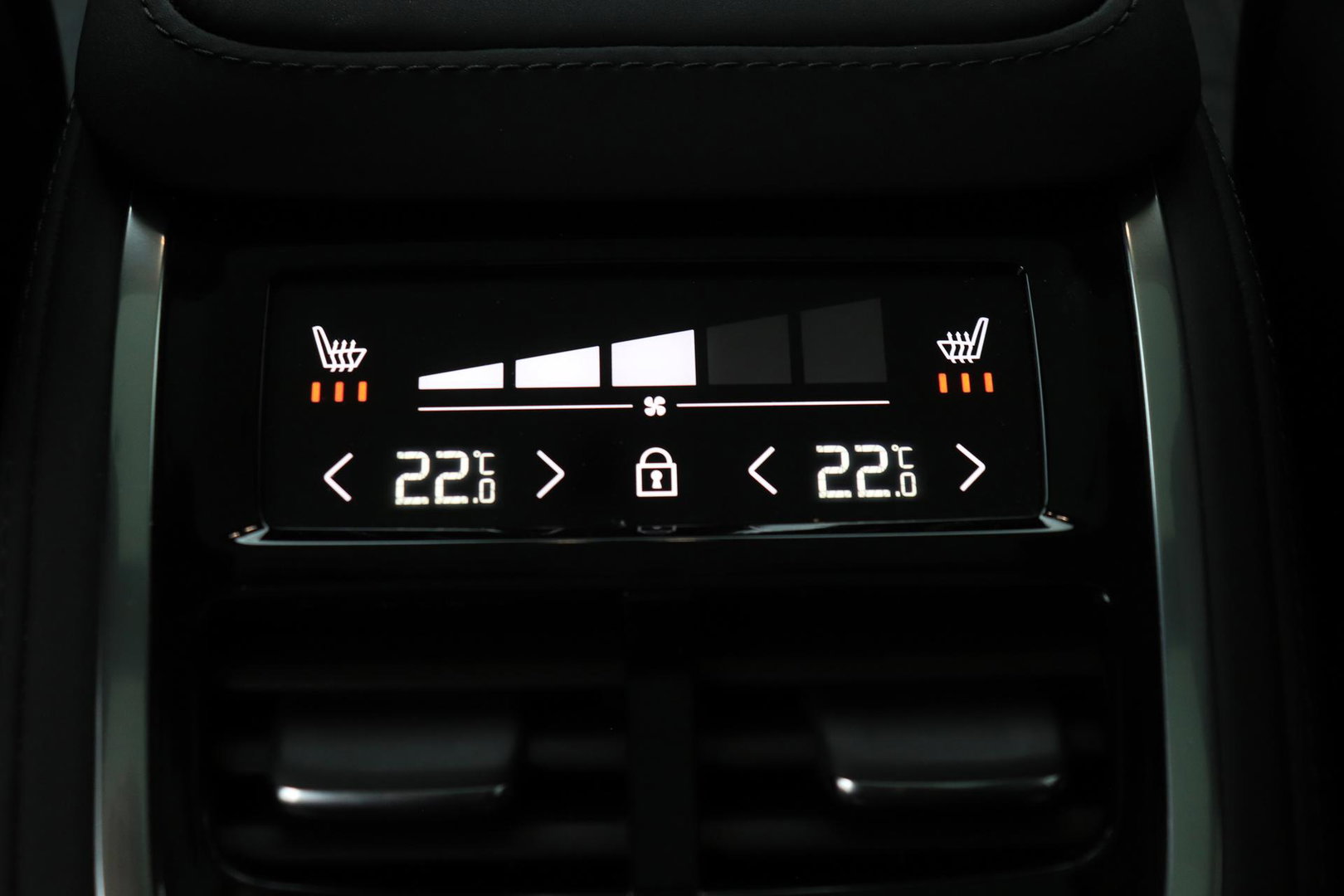 Volvo XC90 T8 Ultra Dark | Bowers&Wilkins | Stoelventilatie | Trekhaak | Panoramadak | 360° Camera | Massage | Head-Up | ACC