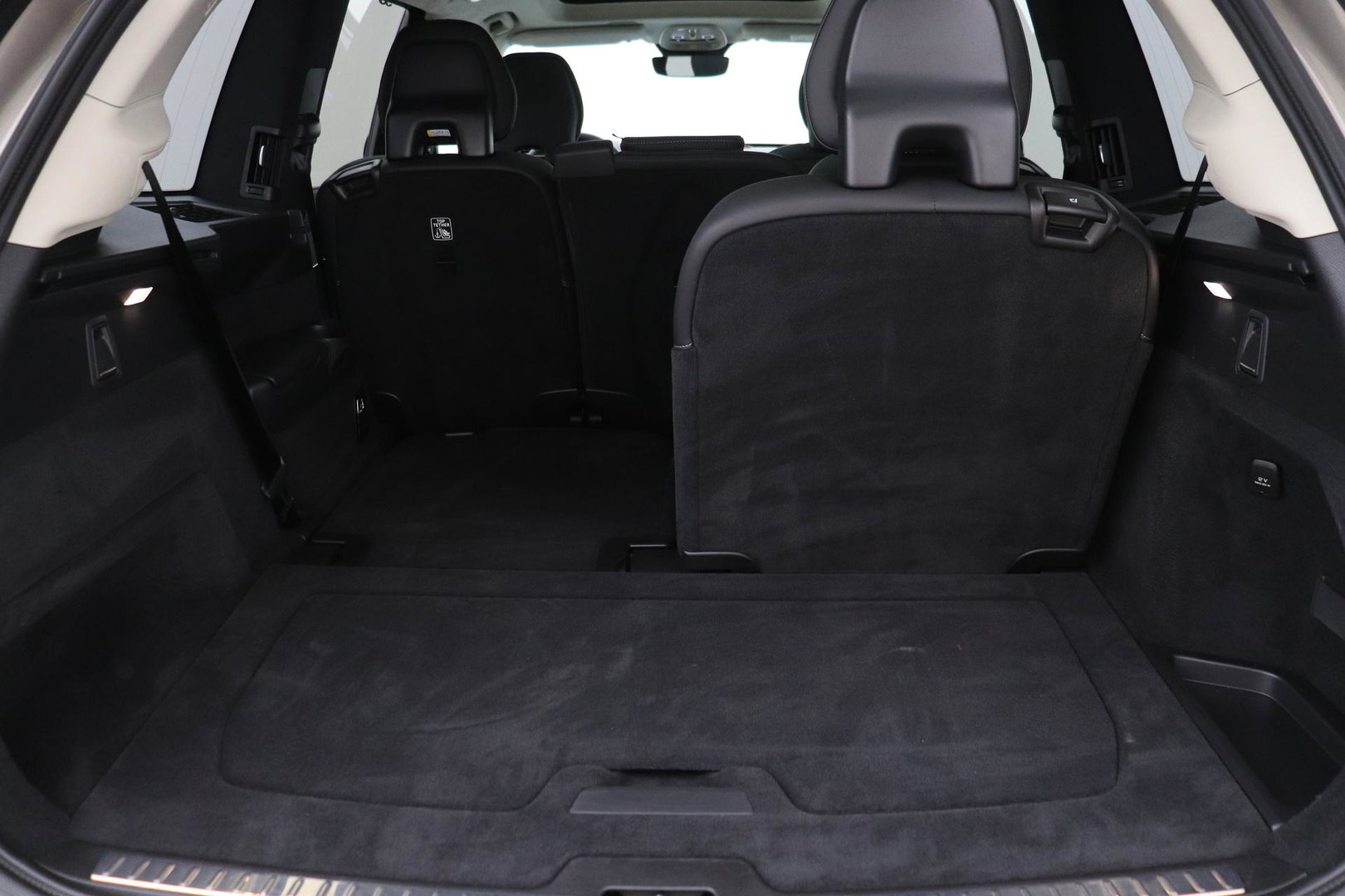 Volvo XC90 T8 Ultra Dark | Bowers&Wilkins | Stoelventilatie | Trekhaak | Panoramadak | 360° Camera | Massage | Head-Up | ACC