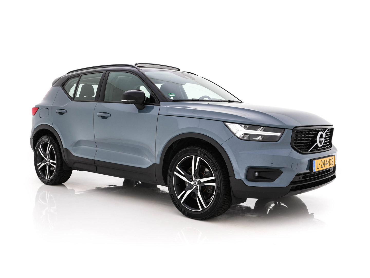 Volvo XC40 1.5 T4 Recharge R-Design Expression {SoH-83%} (Plug-in) (INCL-BTW)  Aut. *PANO | DIGI-COCKPIT | HARMAN/KARDON | BLINDSPOT | KEYLESS | DAB | SPORTSEATS | FULL-LED | NAVI-FULLMAP | CAMERA | ECC | TOWBAR | 18'' ALU*