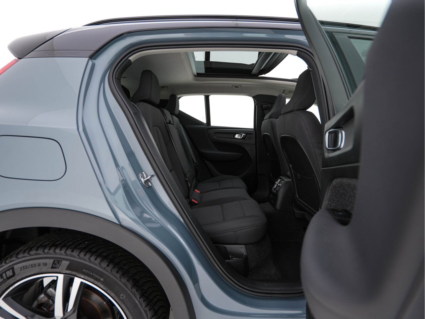 Volvo XC40 1.5 T4 Recharge R-Design Expression {SoH-83%} (Plug-in) (INCL-BTW)  Aut. *PANO | DIGI-COCKPIT | HARMAN/KARDON | BLINDSPOT | KEYLESS | DAB | SPORTSEATS | FULL-LED | NAVI-FULLMAP | CAMERA | ECC | TOWBAR | 18'' ALU*
